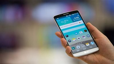 بسبب هاتف محمول.. شاب ينهال بالضرب المبرح على والدته!