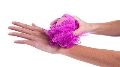 إحذري إستخدام هذا النوع من ليف الإستحمام.. لهذا السبب!