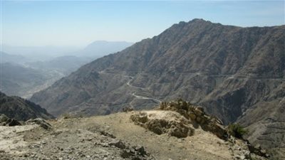 الدفاع المدني يباشر إنقاذ شخصَيْن علقا في منحدر جبلي بـ