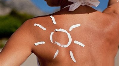 دراسة.. المستحضرات الواقية من الشمس أفضل من الجلوس تحت المظلة