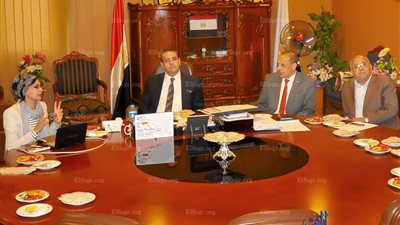 رئيس جامعة المنصورة يناقش مشروع  انتاج خبز صحي من دقيق الشعير