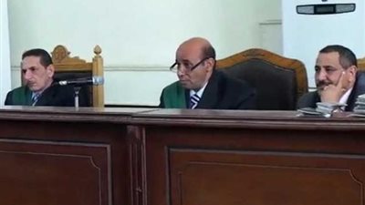 والدة متهم بأحداث العدوة للمحكمة:''بعد إذنك يا سيادة القاضى.. ابوس أيدك عاوزة أشوف ابنى