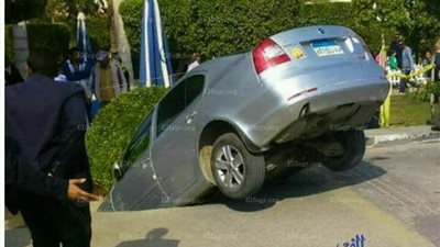 هبوط أرضي يبتلع سيارة بنادي سموحة في الإسكندرية (صور)