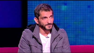 عبدالرحيم علي يعرض فيديو لـ عمرو واكد وهو يصور مواطن أثناء تعذيبه