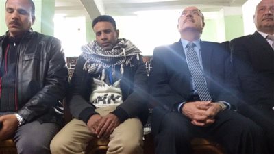 محافظ بني سويف يعزي أسرة الشهيد حسين خالد بالحلابية