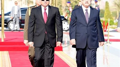 الرئيس يضع إكليل زهور على النصب التذكاري لشهداء الشرطة 