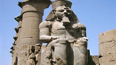 نصب نموذج تمثال رمسيس الثاني في ميدان مصر الجديد بـ