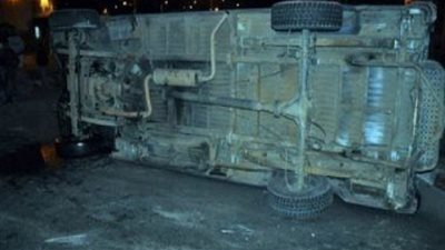 مصرع وإصابة 4 في انقلاب سيارة شرطة على الطريق الصحراوي