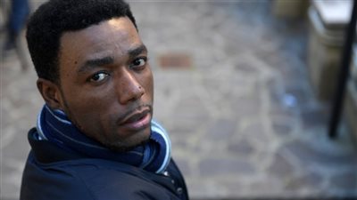 طالب كاميروني ينال وساما رئاسيا لفضحه استغلال المهاجرين