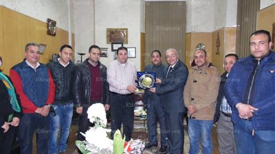 مواطنون يوزعون الورود على رجال شرطة الإسكندرية في عيدهم (فيديو وصور)