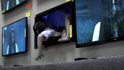 فتاة تثير الفزع بـ متجر إلكترونيات بعد خروجها من شاشة تليفزيون (فيديو)!