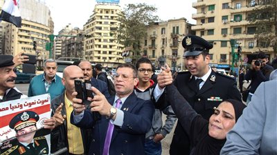 الداخلية توزع هدايا على المواطنين بـ