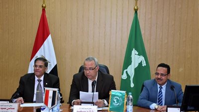 محافظ الشرقية يستقبل المواطنين من مختلف المراكز و المدن و القرى لحل مشاكلهم