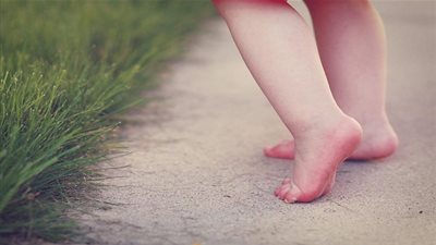 دراسة.. مشي الأطفال بأقدام حافية يقوي عضلاتهم وجهازهم العصبي