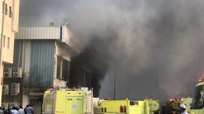 تجمعات تعرقل حركة السير في بداية شارع قباء بالمدينة