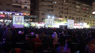 مئات المشجعين يتابعون مباراة مصر وغانا بميدان الحصري (صور)