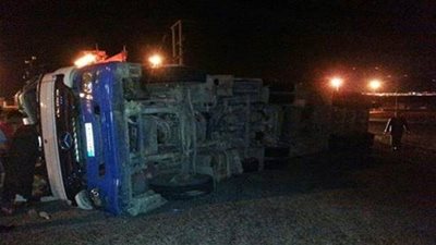 انقلاب سيارة نقل وتعطل حركة الطريق الزراعي في القليوبية