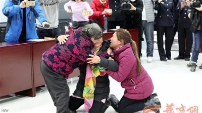 بعد فراق 28 عاما.. أم صينية تلتقي بابنتيها بعد تعرضهم للاختطاف وبيعهم