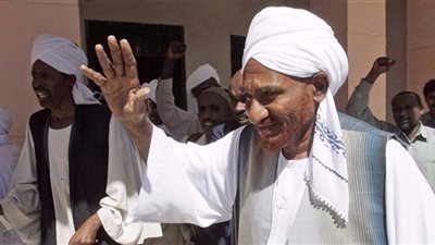 الصادق المهدي يعود إلى الخرطوم بعد غياب 30 شهرًا