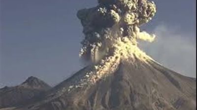  لحظة ثوران بركان 