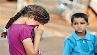 مشهد مؤلم لـ طفلة يتيمة تتحدث قائلة: 