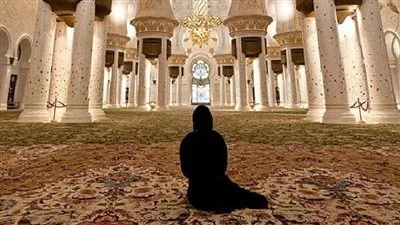 حكم ستر المرأة لقدميها في الصلاة  