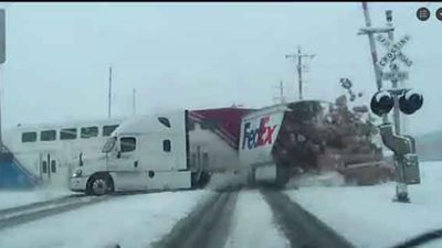 في مشهد مروع.. قطار يصطدم بشاحنة ويقسمها إلى نصفين ! (فيديو)