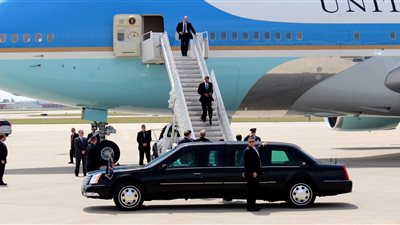 اللقطات الأولى لإستعدادات مطار لوس أنجلوس لمغادرة ترامب (فيديو)