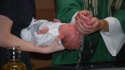 موجة غضب من بطريرك أرثوذكسي يعمد الاطفال بطريقة عنيفة (فيديو)