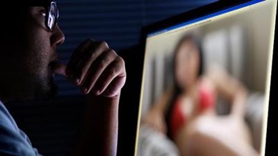 سيدة تكشف تفاصيل تعرضها للابتزاز من زوجها على الإنترنت