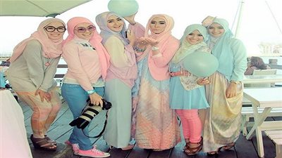 للمحجبات.. تعرفي على خطوات تنسيق الملابس المليئة بالألوان المبهجة