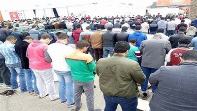 الجمهور يؤدون صلاة الجمعة بمعرض الكتاب (صور)