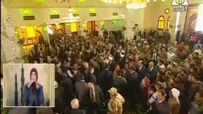 شاهد.. أهالي أسوان يلتفون حول السيسي في مسجد الجامع 