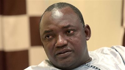 رئيس جامبيا الجديد يصل إلى مطار العاصمة بانجول