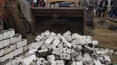 إزالة بناء متعد على الأراض الزراعية بدمياط (صور)