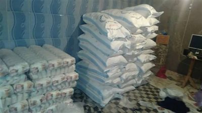 ضبط مصنع لتعبئة المواد الغذائية بدون ترخيص في السويس (صور)