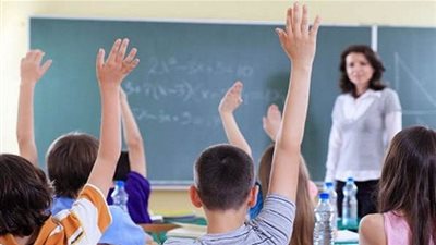 إيقاف معلمة فرنسية بعد اتهامها بلصق التلاميذ على كراسيهم
