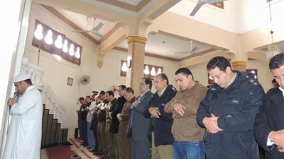 مدير أمن كفر الشيخ يؤدي صلاة الغائب على أرواح الشهداء (صور)