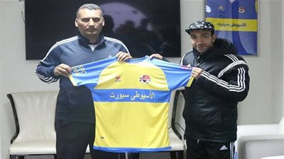 الأسيوطي يتعاقد مع لاعب الرجاء لموسمين ونصف