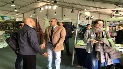 جولة ميدانية لمجموعة من الناشرين العالميين في معرض القاهرة للكتاب (صور)