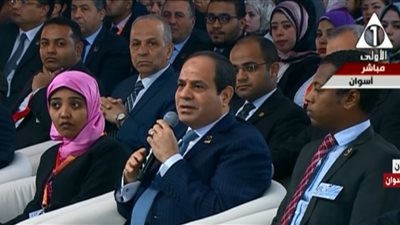 السيسي يرد على مقدم جلسة مؤتمر الشباب: 