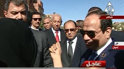 سيدة تستوقف السيسي بأسوان: عاوزة أبقى بنى آدمة (فيديو)