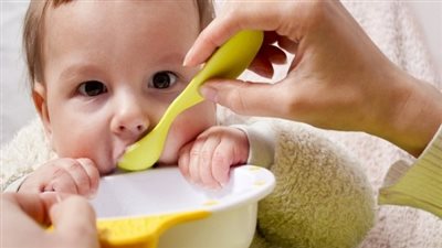 ماهو غذاء الطفل المناسب في أول سنة من عمره؟