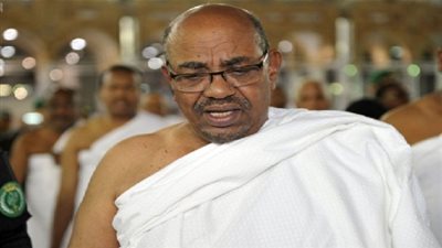 الرئيس السوداني يؤدي مناسك العمرة