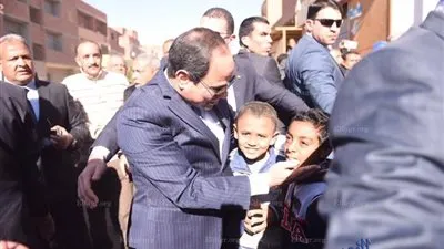السيسي وأهالي أسوان.. حب من أول جولة (تقرير)