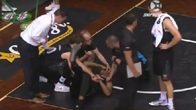شاهد.. لحظة خروج عين لاعب كرة سلة من مكانها في مشهد مروع ! (فيديو)