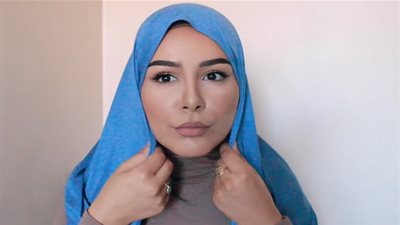 للمحجبات.. تعلمي 4 لفات حجاب جديدة بقماش الجرسيه (فيديو)