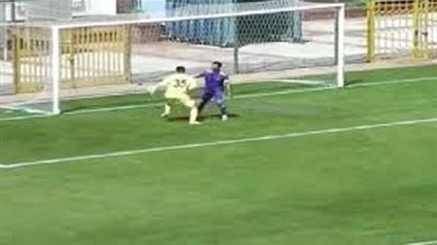 حارس مرمي يسجل أغرب هدف في تاريخ كرة القدم (فيديو)