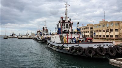 ميناء دمياط يستقبل سفينتي حاويات بعد ساعات من إغلاقه