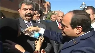 تعليق أحمد موسى على موقف السيسي مع سيدة مسنة بأسوان